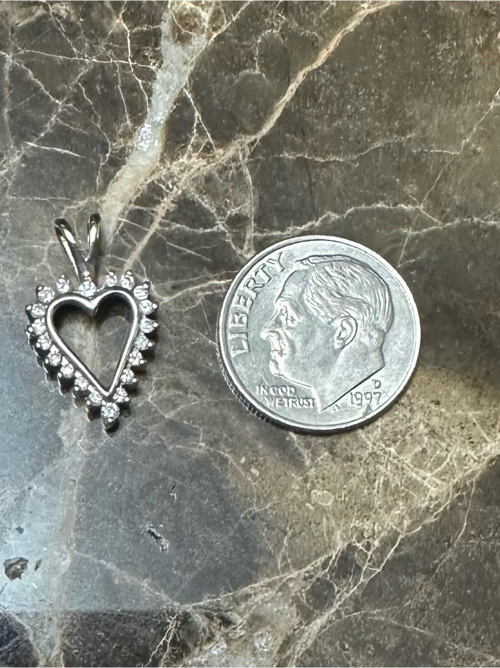 Vintage 10K white gold open-heart pendant with a halo of small diamonds. - Picture 4 of 4